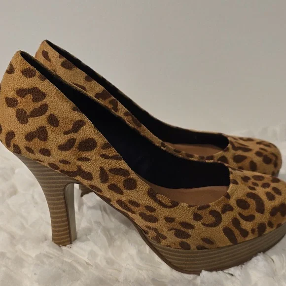 G by Guess Women's Size 7 Tan Leopard Print Platform Heels - Picture 3 of 8